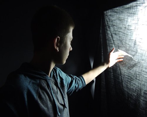 Persona ajustando cortinas e iluminación