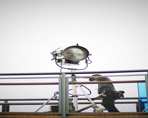 Persona ajustando brillo y posición de monitor